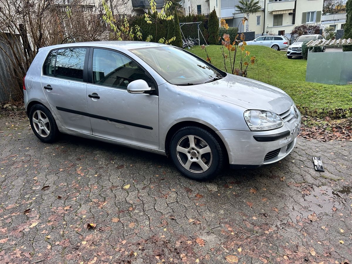 VW Golf V argento, 2005, 143000 km, danno da urto, offerta invernale! - Image 1
