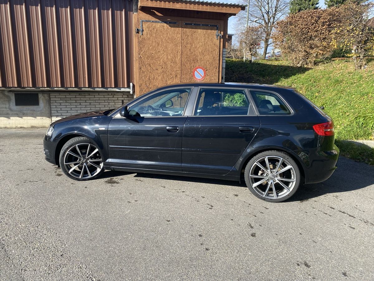 Audi A3 Sportback S-Line 1.4 litri con servizio e manutenzione! - Image 3