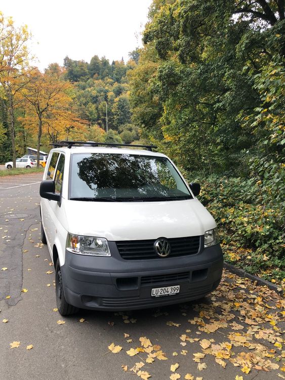 VW T5 Transporter con allestimento, ideale anche per il campeggio