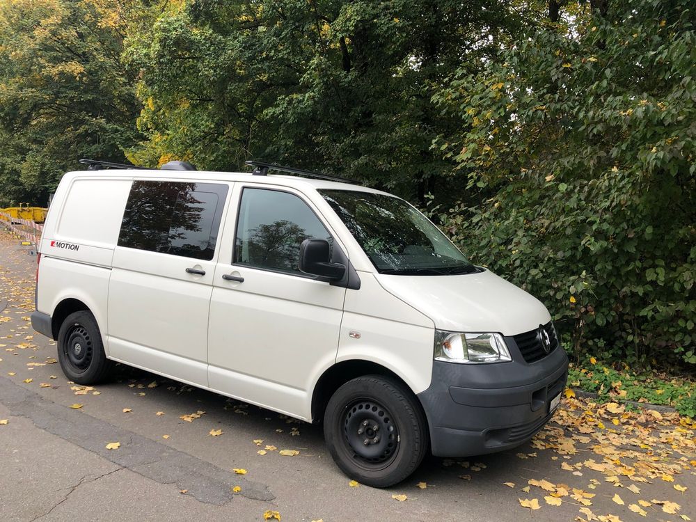 VW T5 Transporter con allestimento, ideale anche per il campeggio - Image 2
