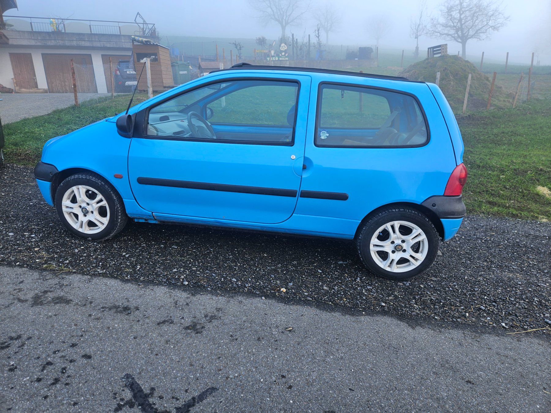 Renault Twingo fresco appena uscito dalla catena di montaggio - Image 3