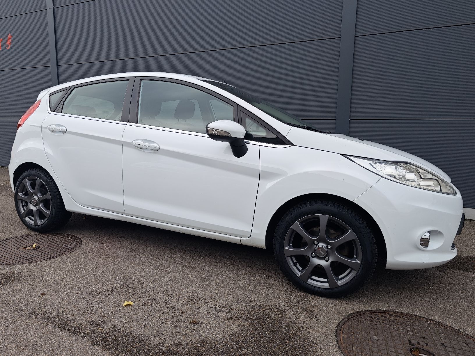 Ford Fiesta Titanium 1.6 benzina fresco da MFK Servizio 10.25 - Image 1