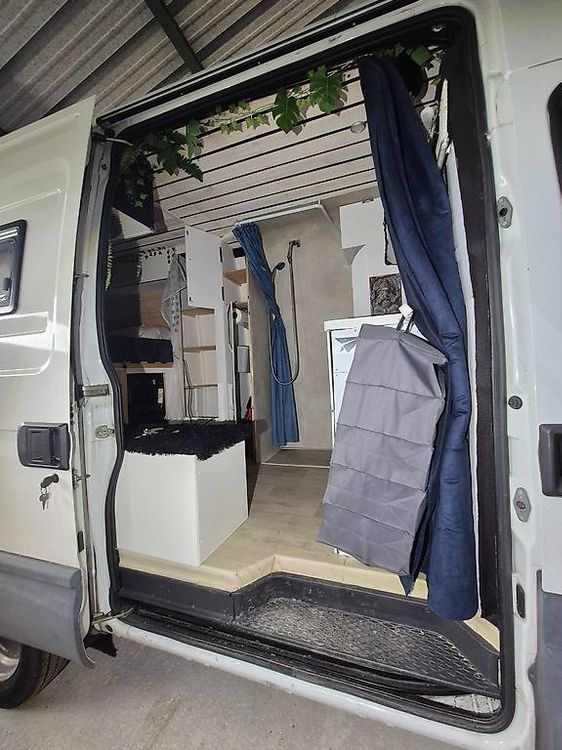 Veicolo completamente autonomo Iveco daily 50C15V del 2004.