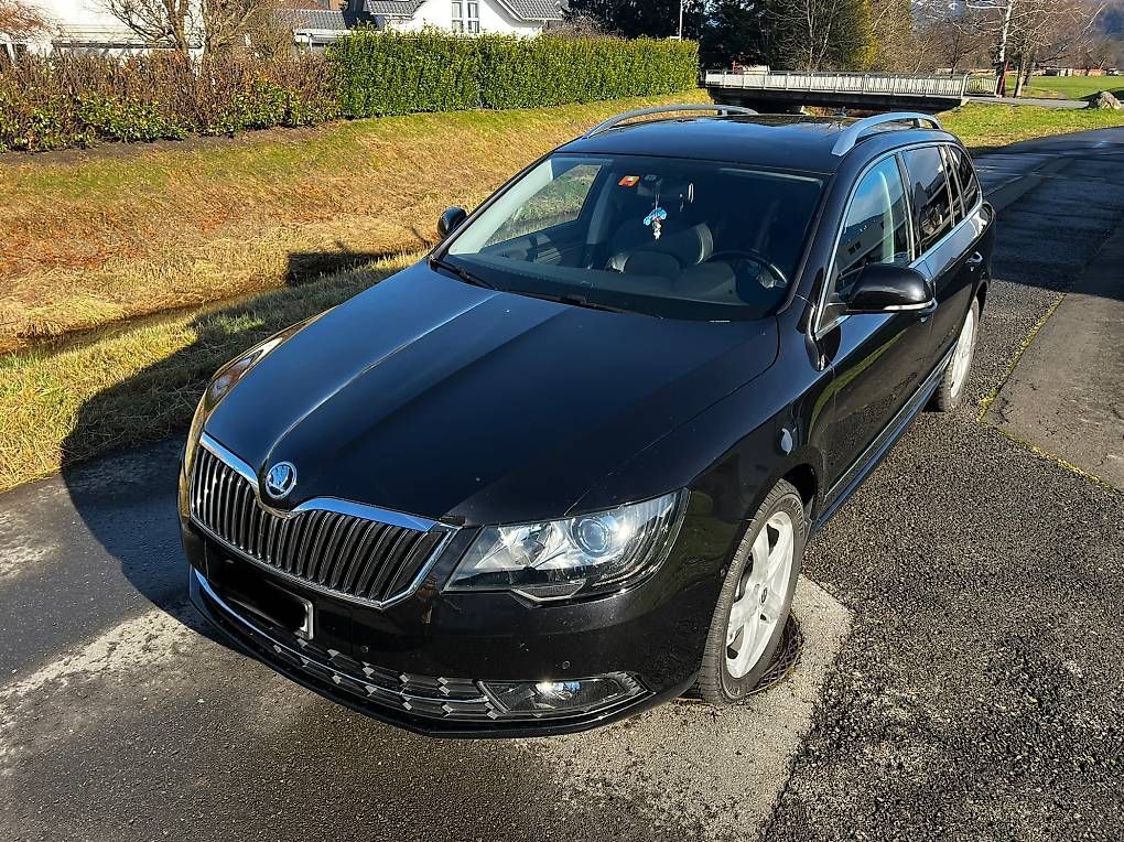 SKODA Superb Combi 3.6 FSI Business 4x4 DSG - Image 1