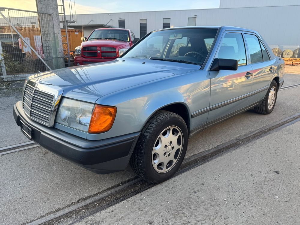 MERCEDES 230 E -ERSTLACKIERUNG -TOP GEPFLEGT -WERTSTEIGERUNG - Image 2