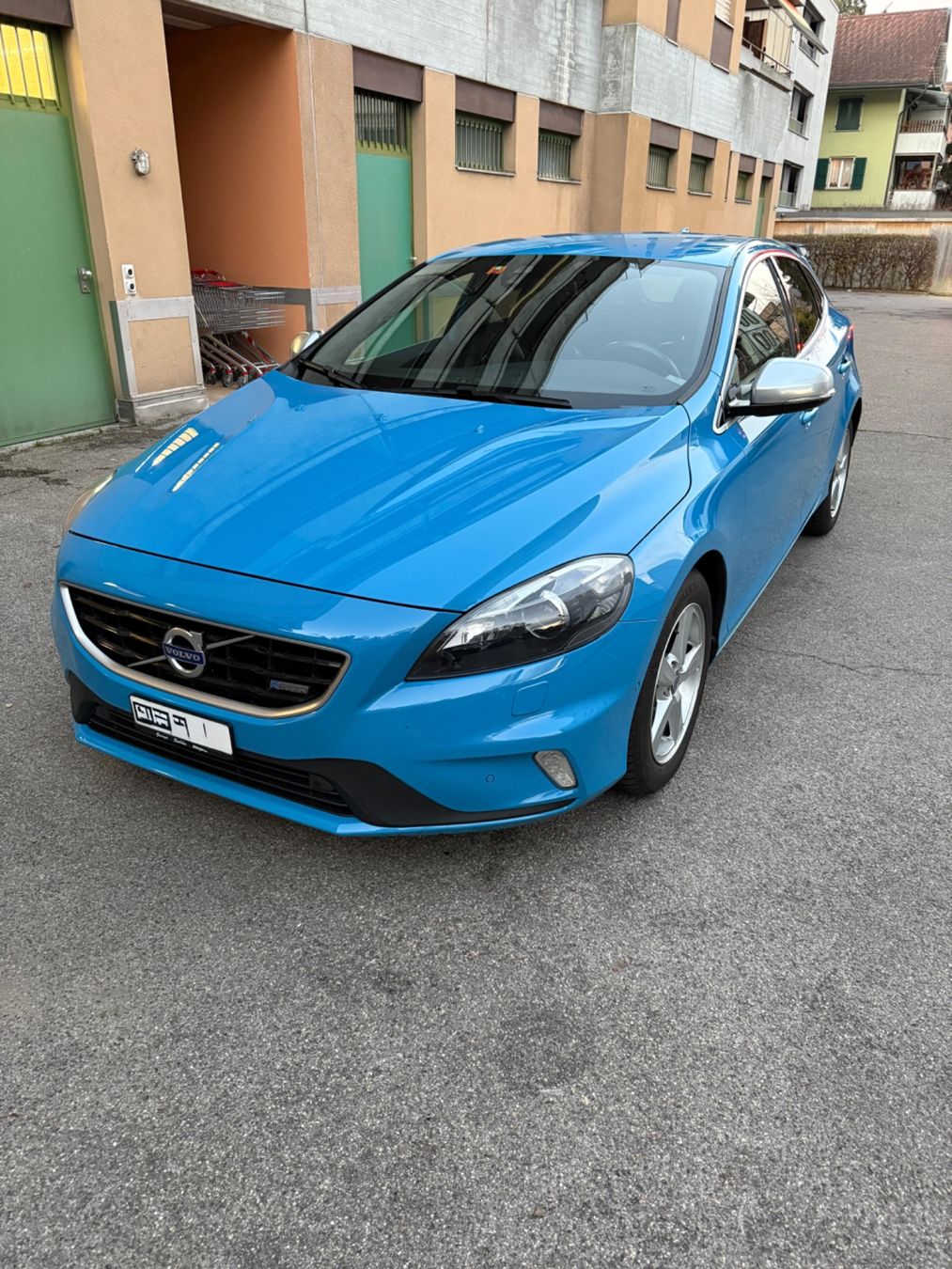Volvo V40 T4 R Design - Image 1