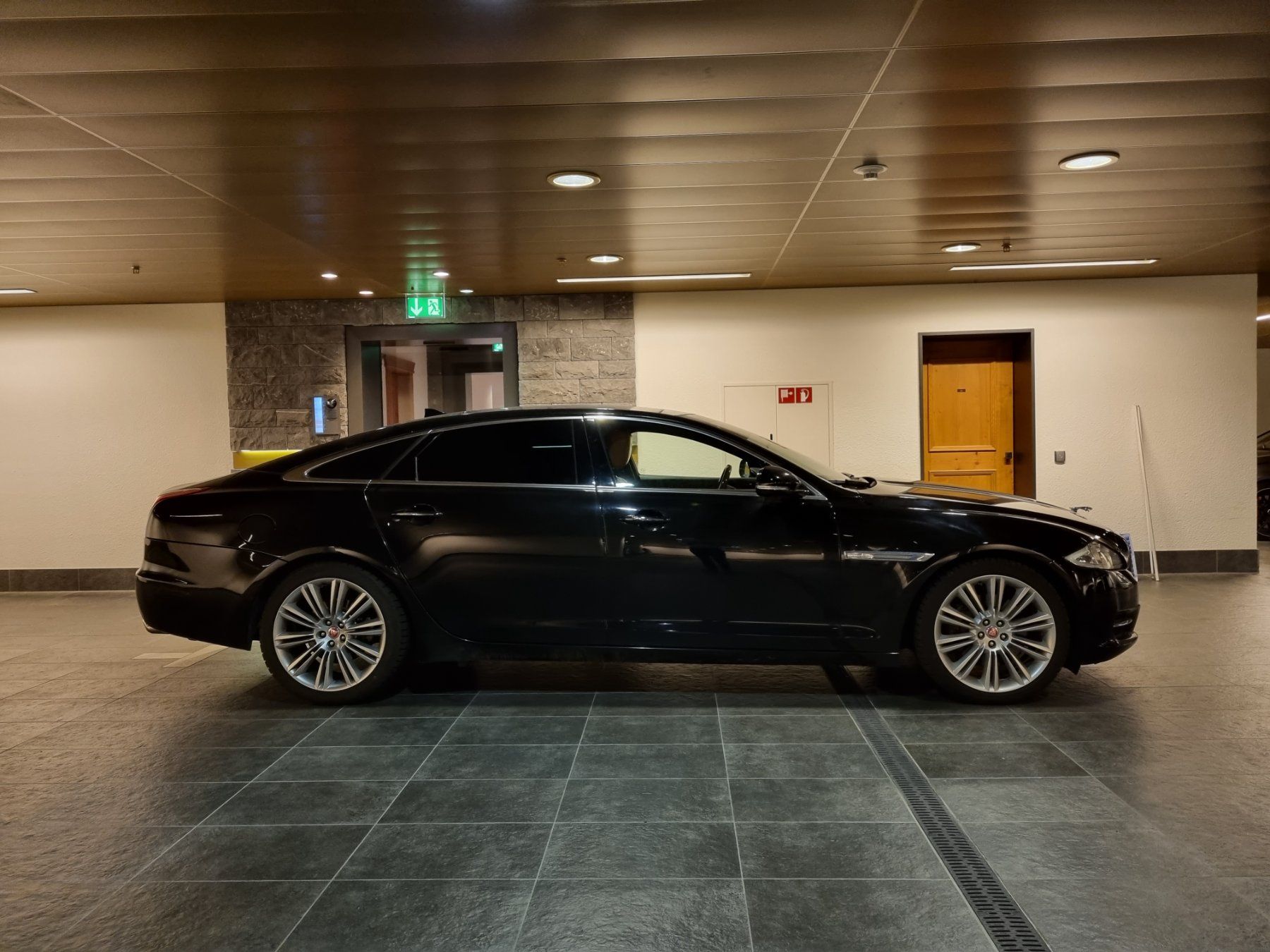 Jaguar XJ 3.0 S/C AWD XJL Portfolio Rolex - Image 3