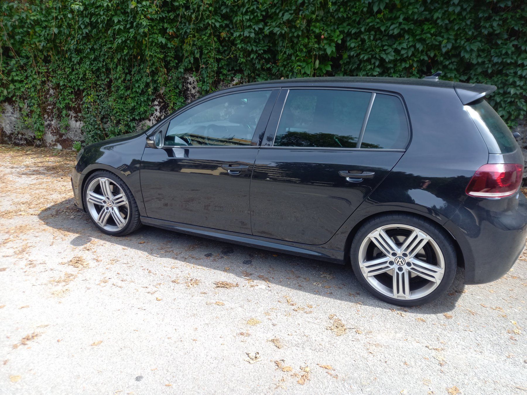 VW Golf 2.0 TSI R 4Motion DSG - Image 1