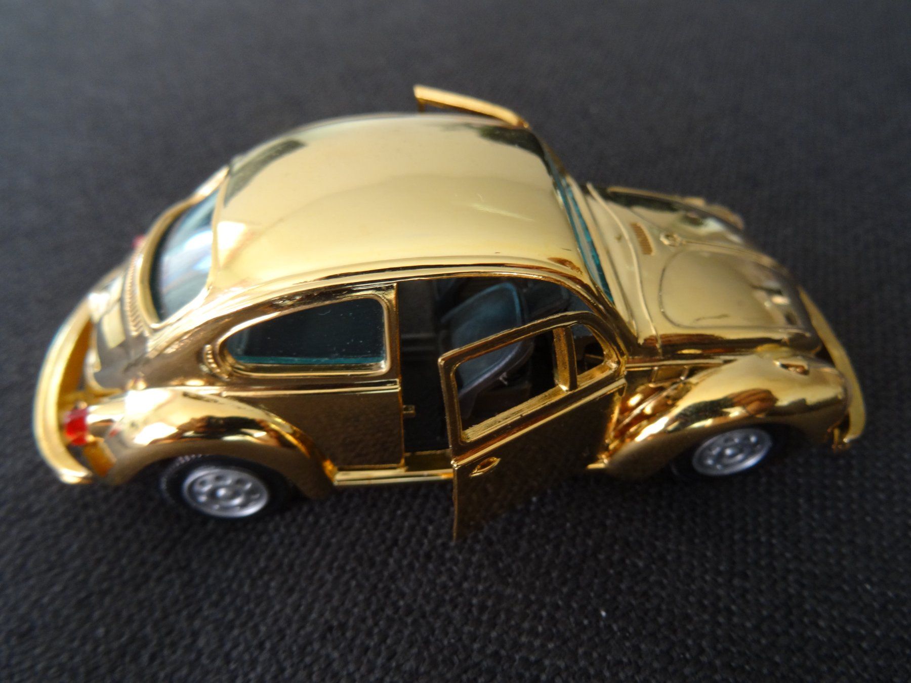 VW KÄFER 1302 GOLD con portachiavi AMAG. - Image 3