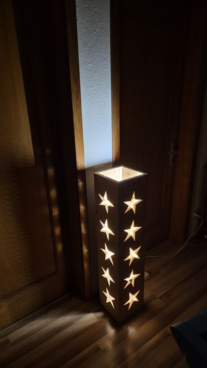 Lampada in legno realizzata a mano con LED – Design a stella unico