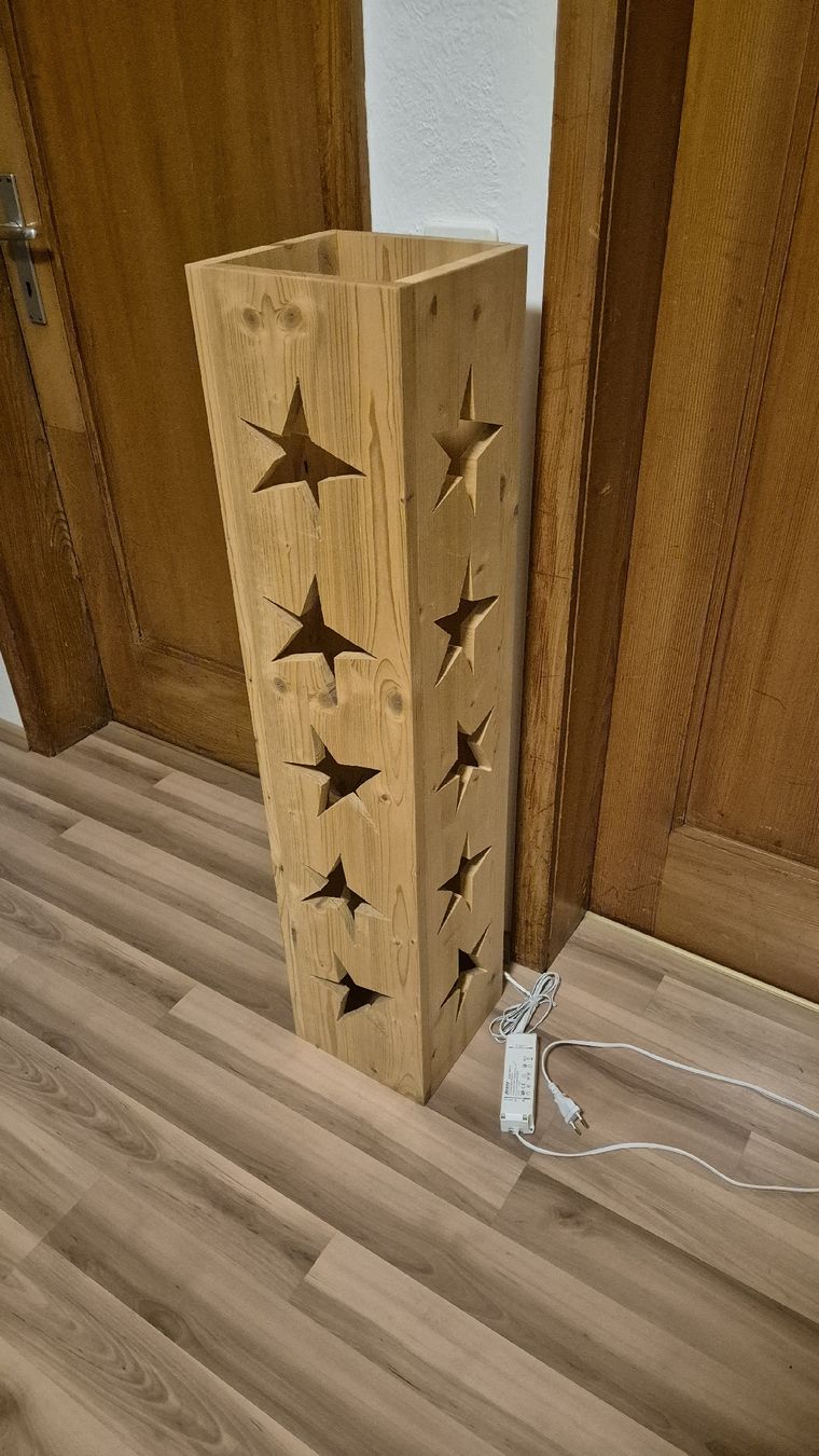Lampada in legno realizzata a mano con LED – Design a stella unico - Image 3