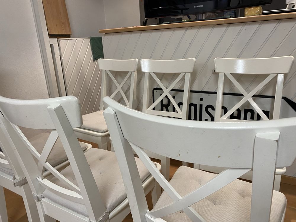 6 tavoli, in bianco, con cuscini, per sala da pranzo/cucina. 59
