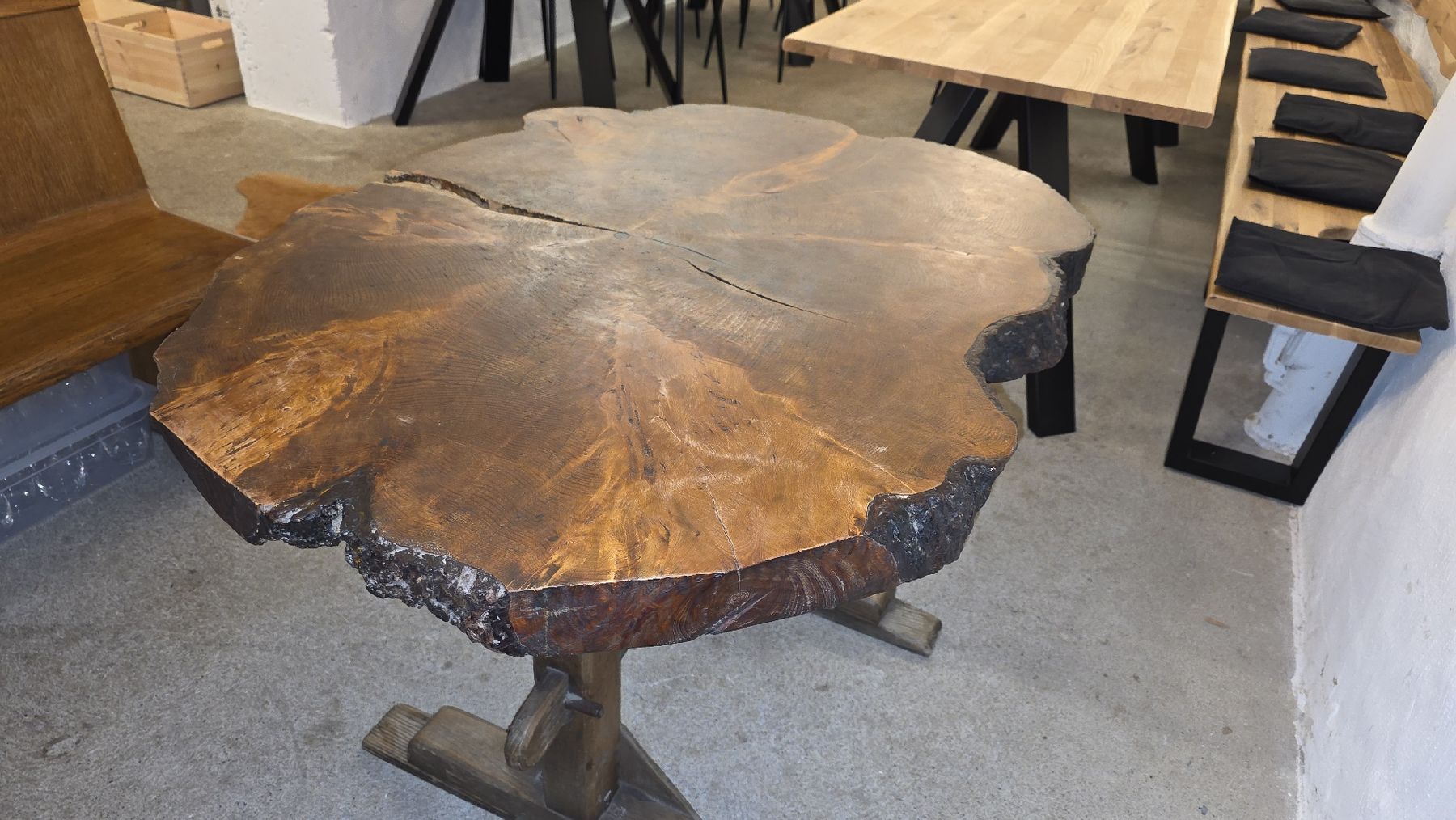 Tavolo massiccio a forma di disco di albero, rustico - Image 1