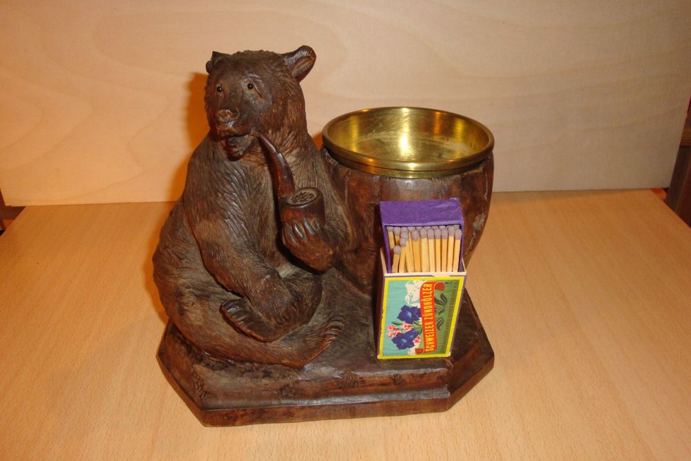 orso intagliato con pipa da tabacco. rar.