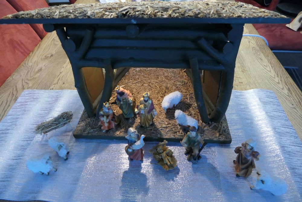 Una bellissima presepe fatto a mano con le figure!