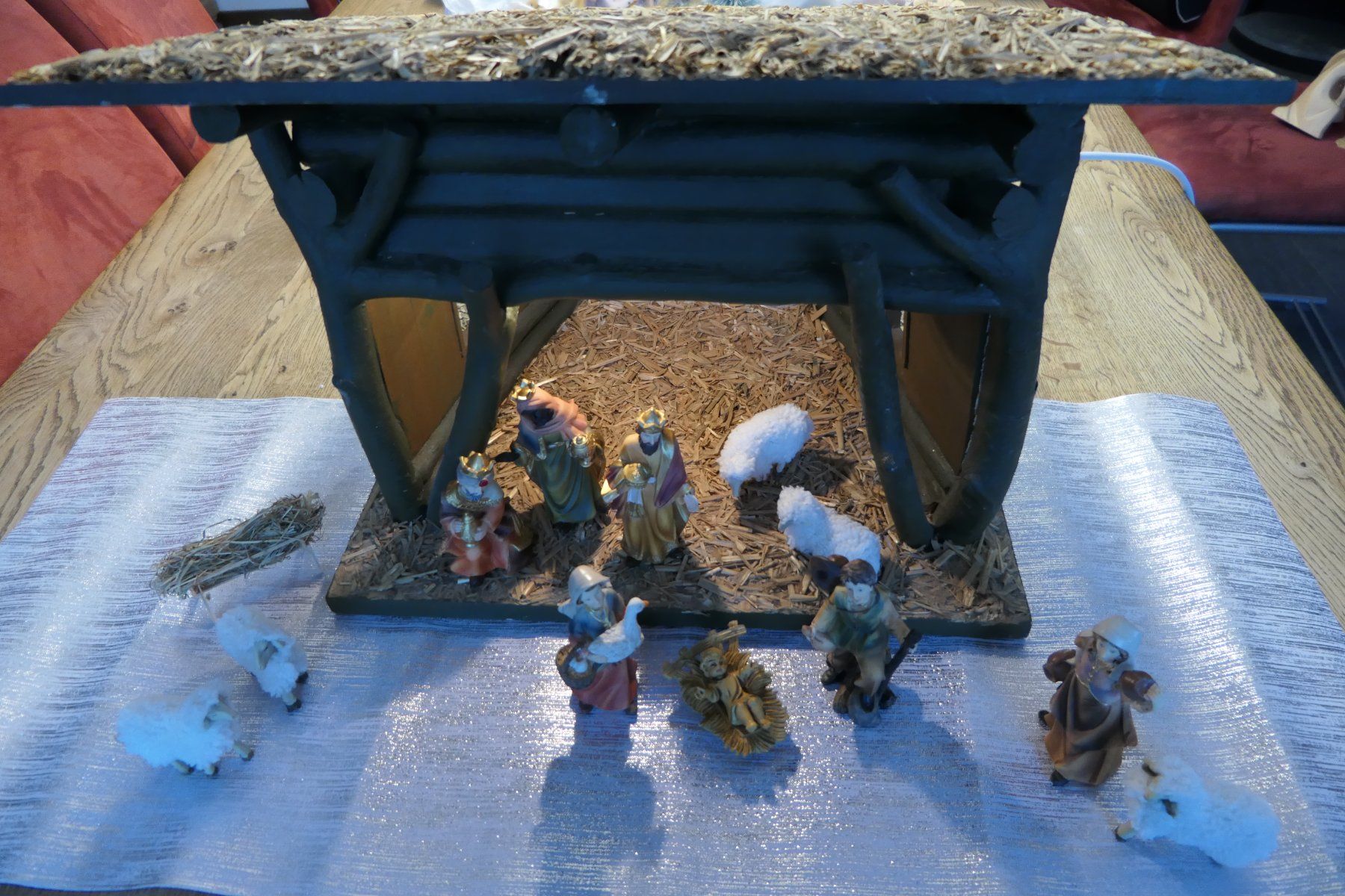Una bellissima presepe fatto a mano con le figure! - Image 1