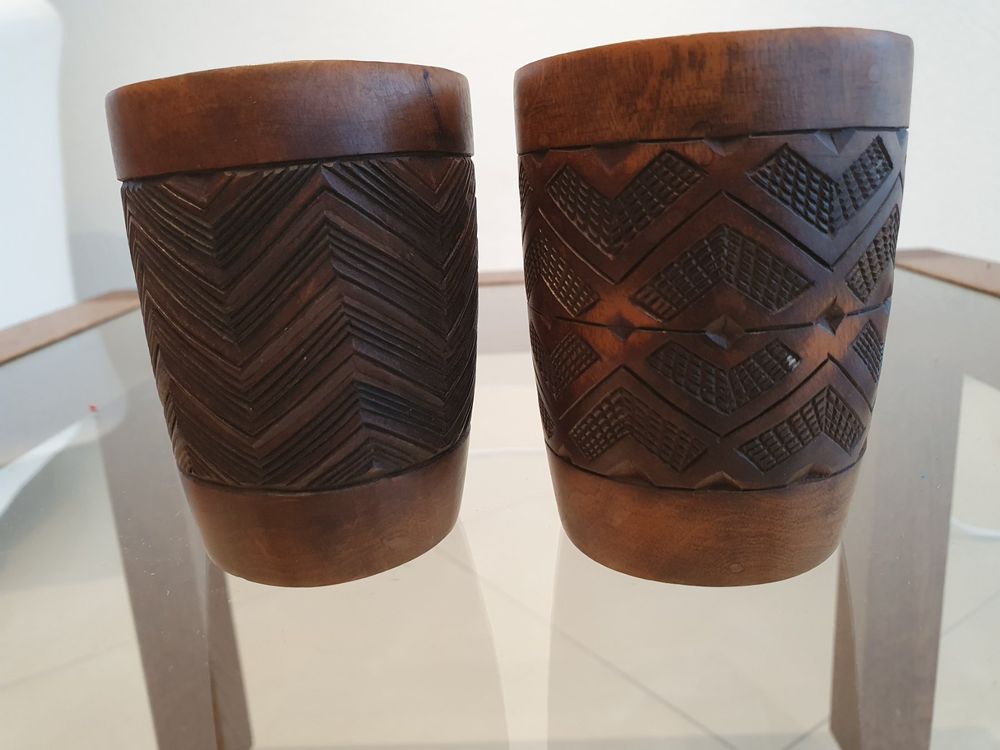 Becher in legno scolpito a mano dell'Africa centrale; Congo