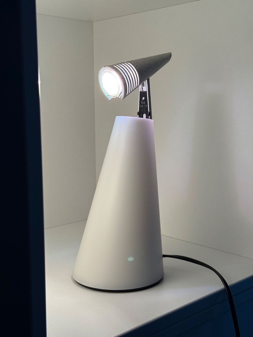 Elegante lampada da tavolo di design, IOTA di Hikaru Mori - Image 1