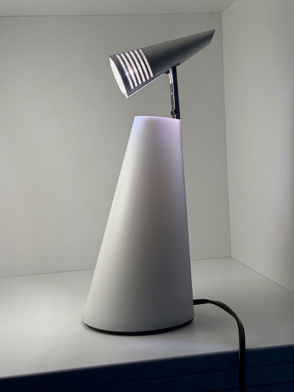 Elegante lampada da tavolo di design, IOTA di Hikaru Mori - Image 3
