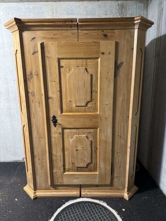 Armadio antico, legno massiccio