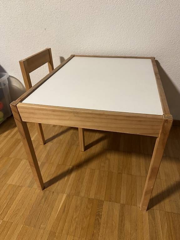 Tavolo e sedia per bambini gratuiti - Image 1