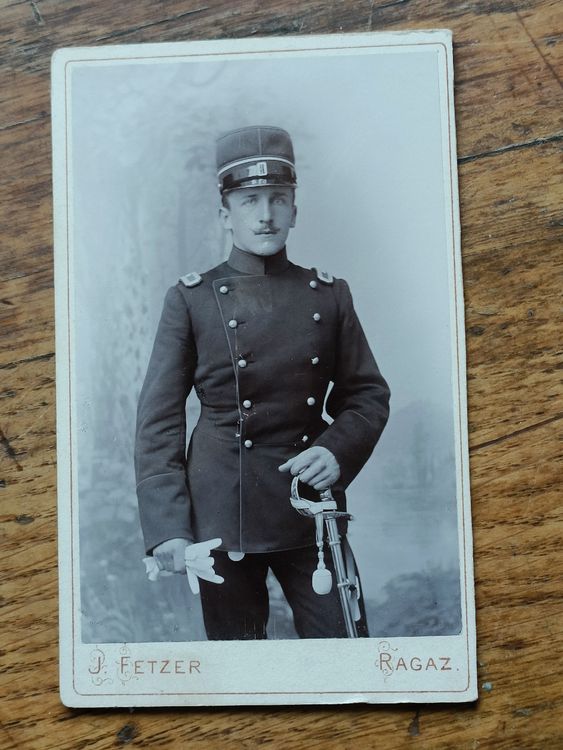 Foto vecchia su cartone / con berretto e sciabola ca. 1890
