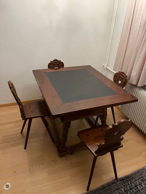 Tavolo in stile rustico massiccio con 4 gambe intagliate