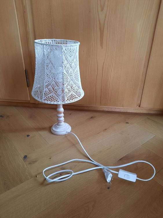 Bella lampada vintage con paralume in pizzo