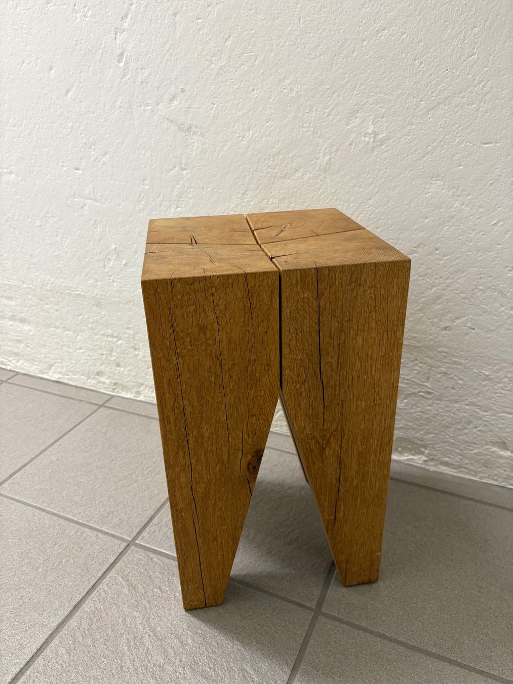 Hocker Backenzahn di e15 - Design classico in legno di quercia - Image 1