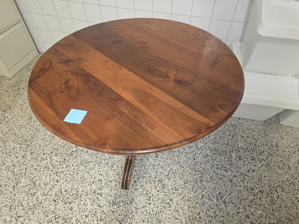 Tavolino da salotto rotondo. Legno massiccio. Alt. Molto bello