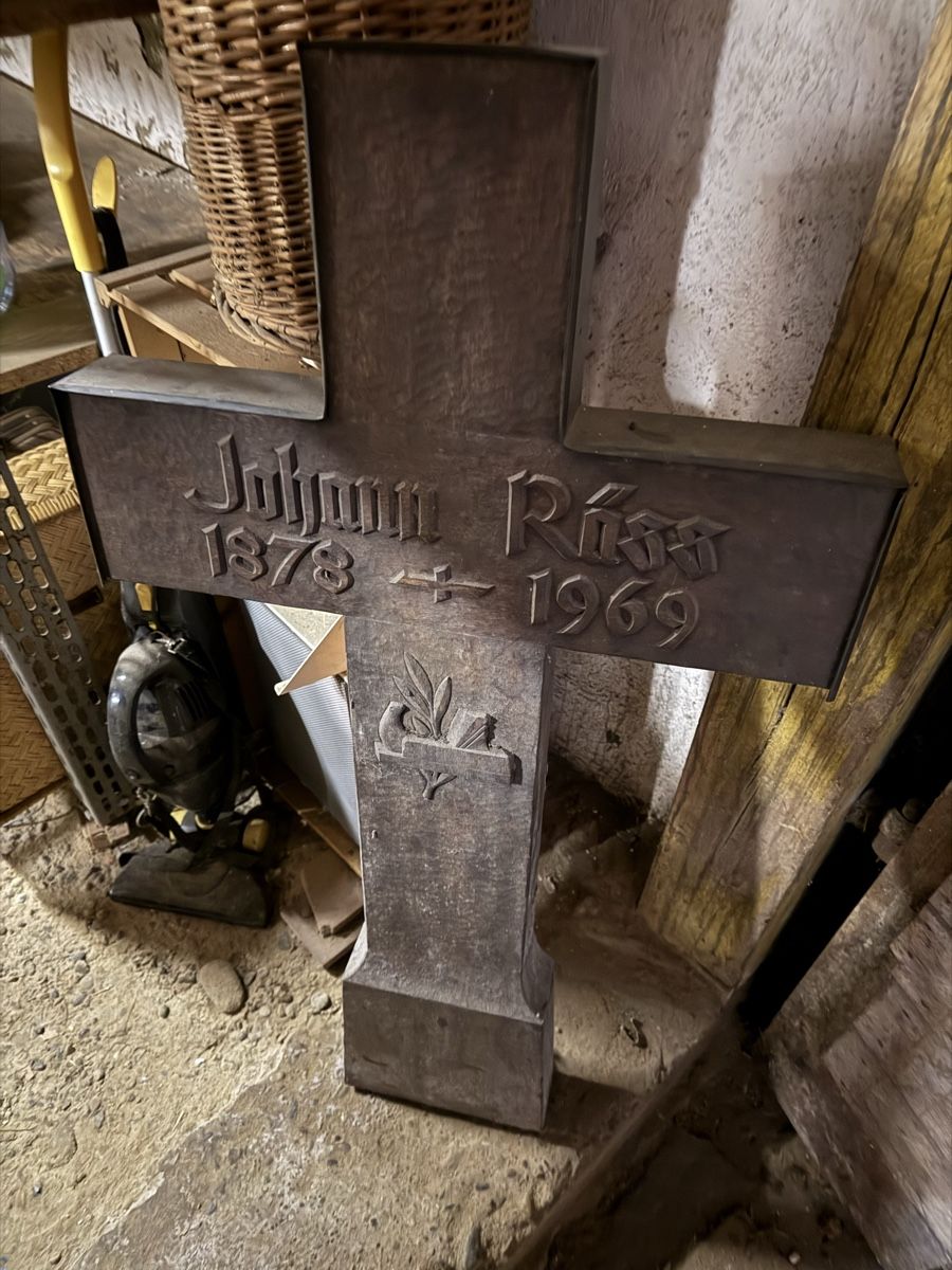 Vecchio monumento funebre di Johann Riess 1878-1969, decorazione autunno 🍂 - Image 1