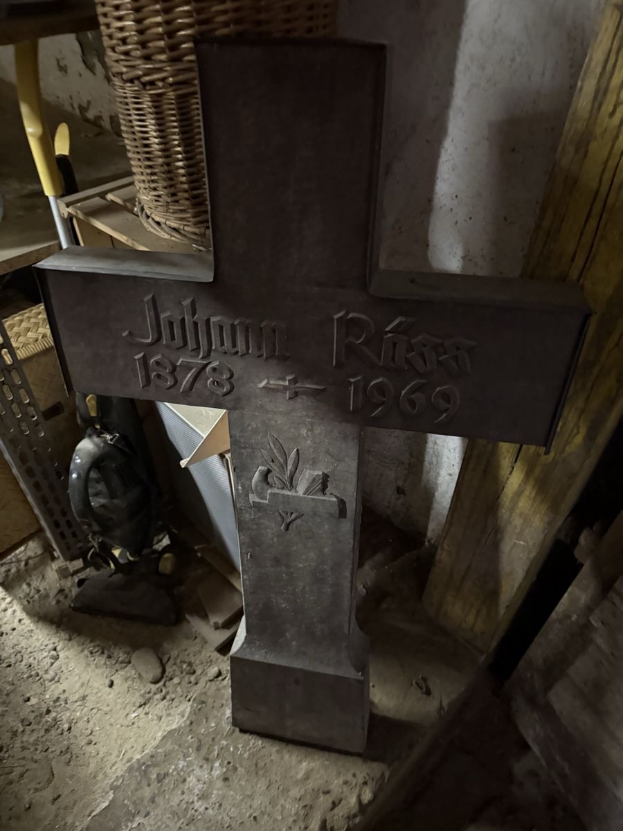 Vecchio monumento funebre di Johann Riess 1878-1969, decorazione autunno 🍂 - Image 3