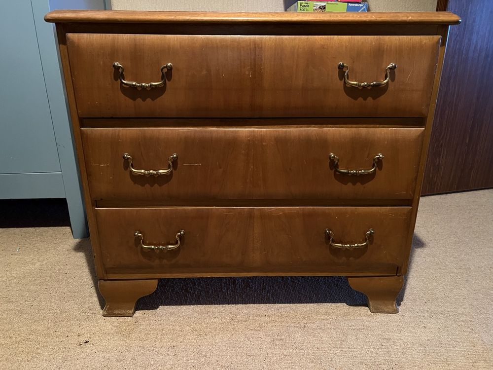 Comodino in legno, look vintage, 3 cassetti, in buone condizioni!
