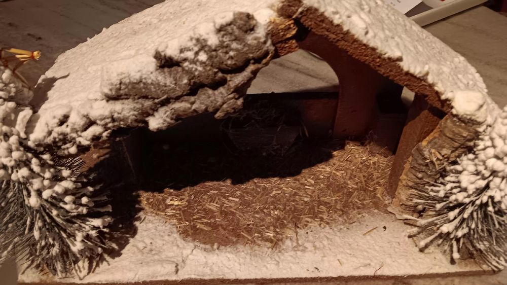 Presepe natalizio fatto a mano con neve finta e alberi