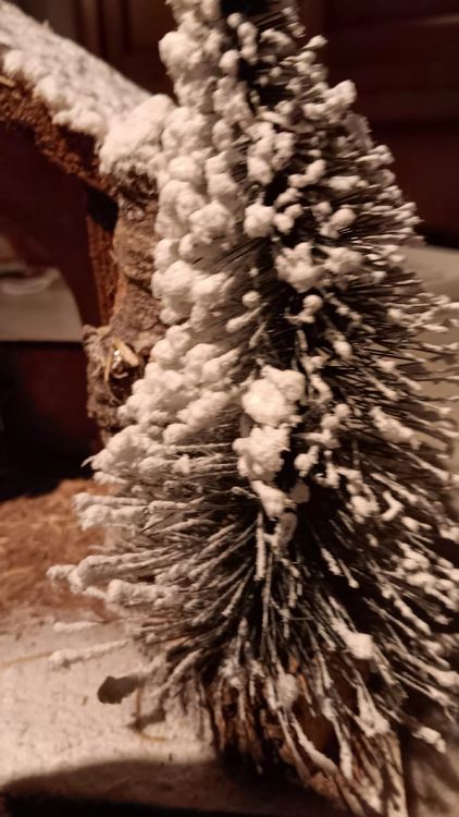 Presepe natalizio fatto a mano con neve finta e alberi - Image 2