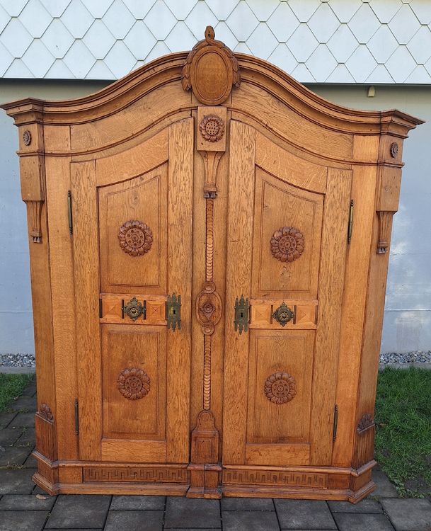 Antico armadio barocco in stile biedermeier in noce del 1770