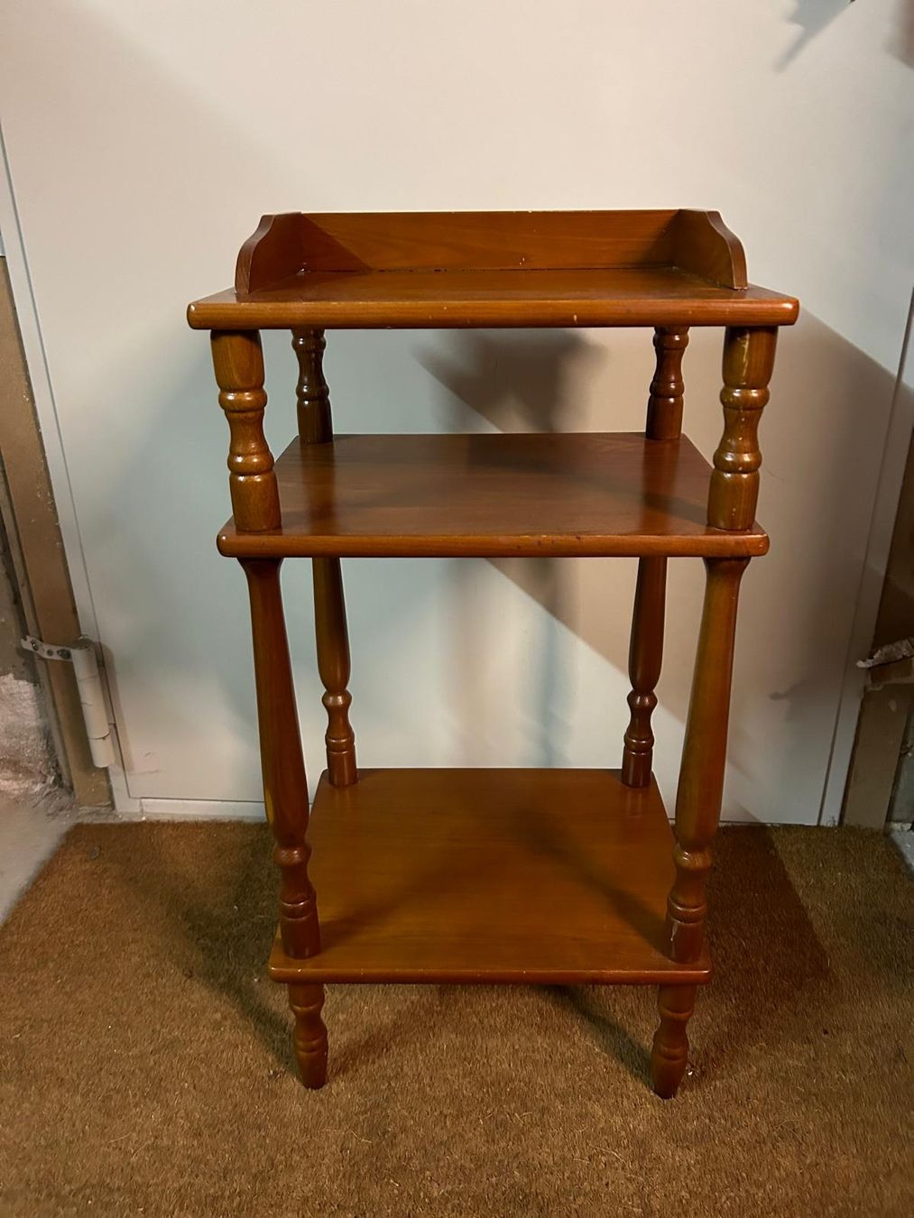Tavolino laterale in legno vintage / scaffale a 3 ripiani - Image 1