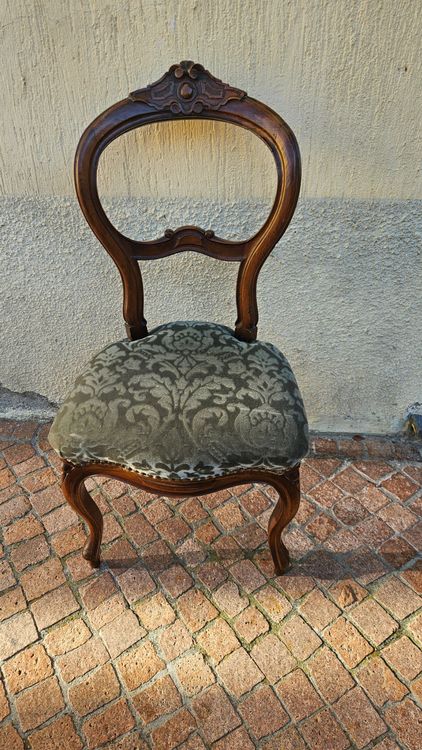 Sedia in legno con seduta in velluto azzurro damascato