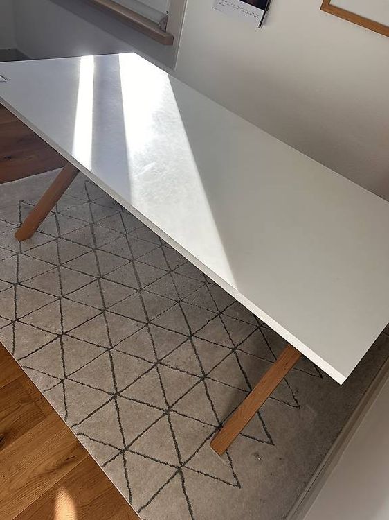 Scrivania bianca con piedini in legno