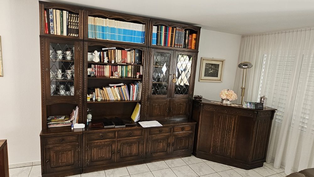 Parete abitativa con un banco in legno con molto spazio di archiviazione