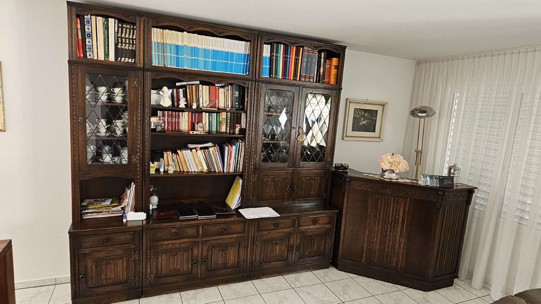 Parete abitativa con un banco in legno con molto spazio di archiviazione - Image 1