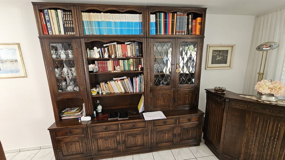 Parete abitativa con un banco in legno con molto spazio di archiviazione - Image 2