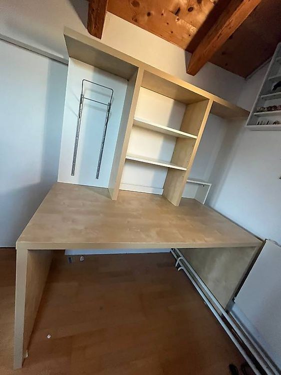 Scrivania con piano