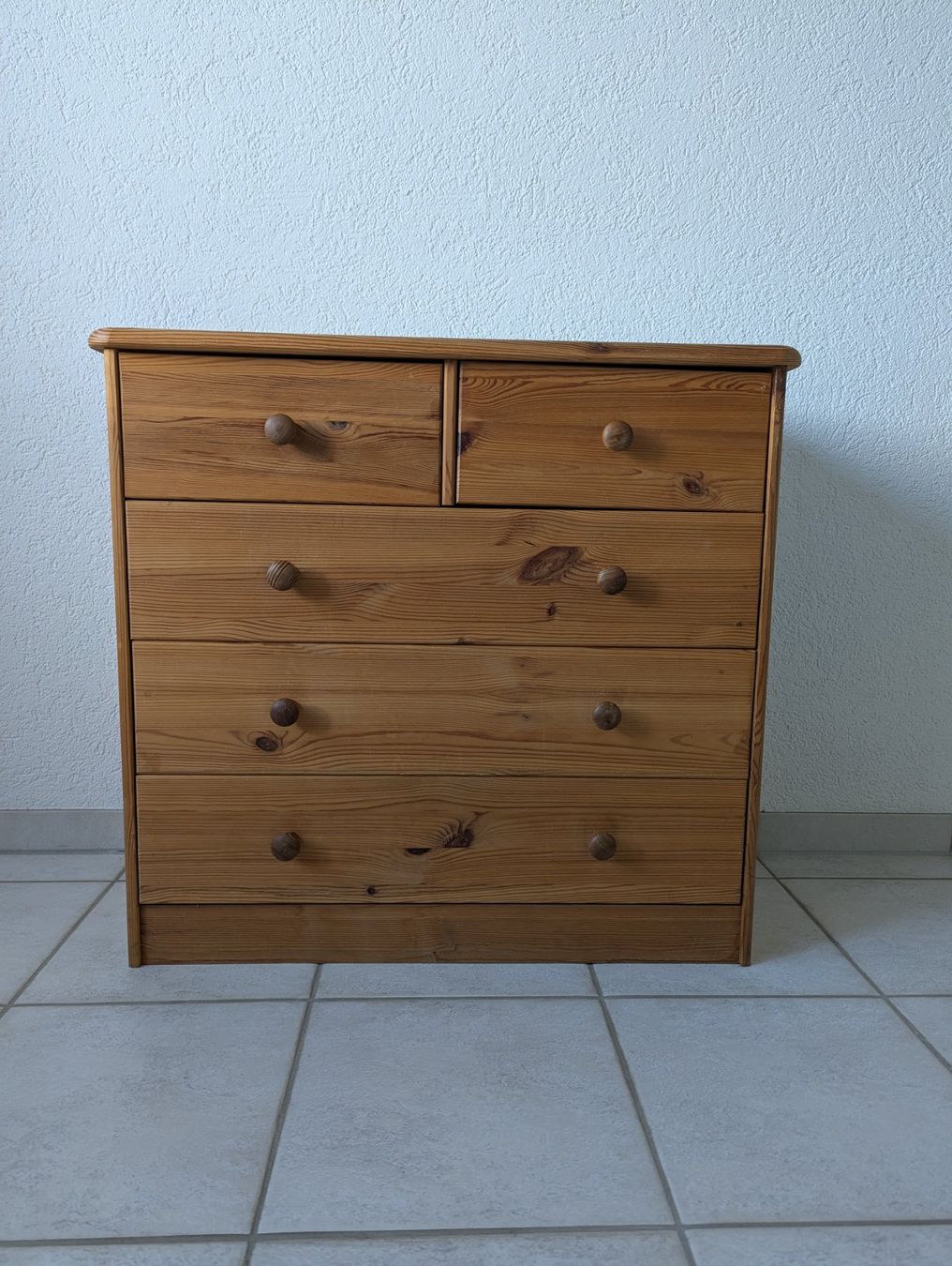 Comodino in legno massello con 5 cassetti (1 difettoso) - Image 1