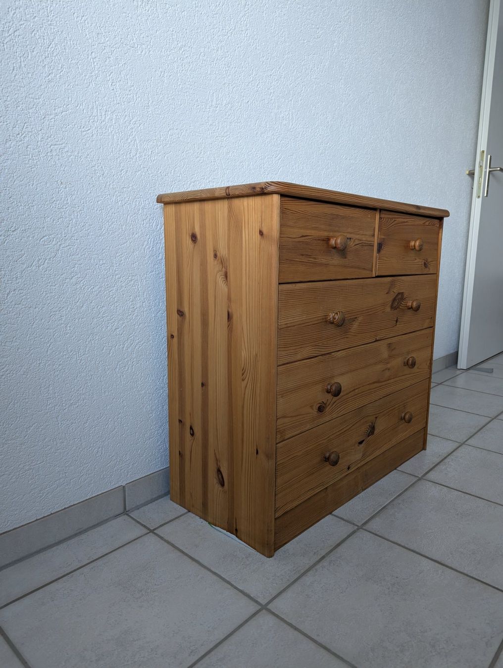 Comodino in legno massello con 5 cassetti (1 difettoso) - Image 3