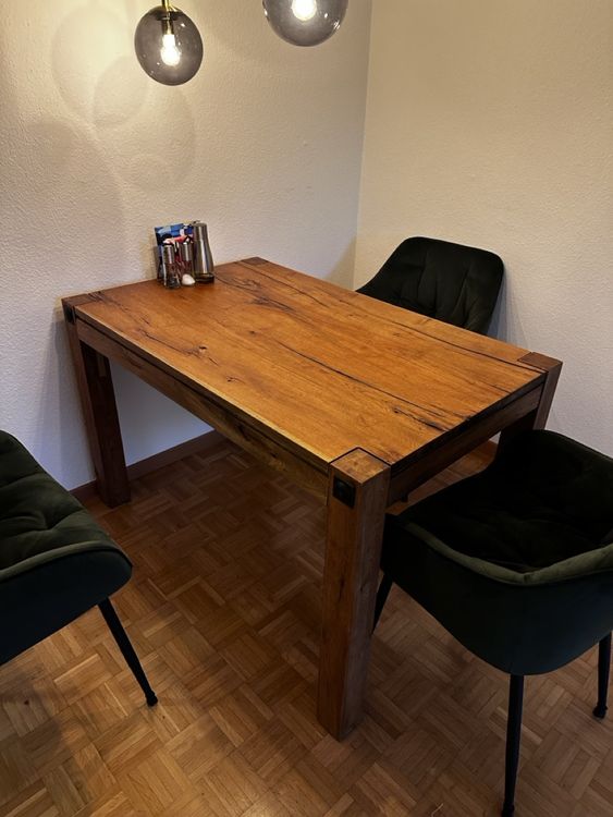Tavolo in legno massiccio con design speciale in vendita!
