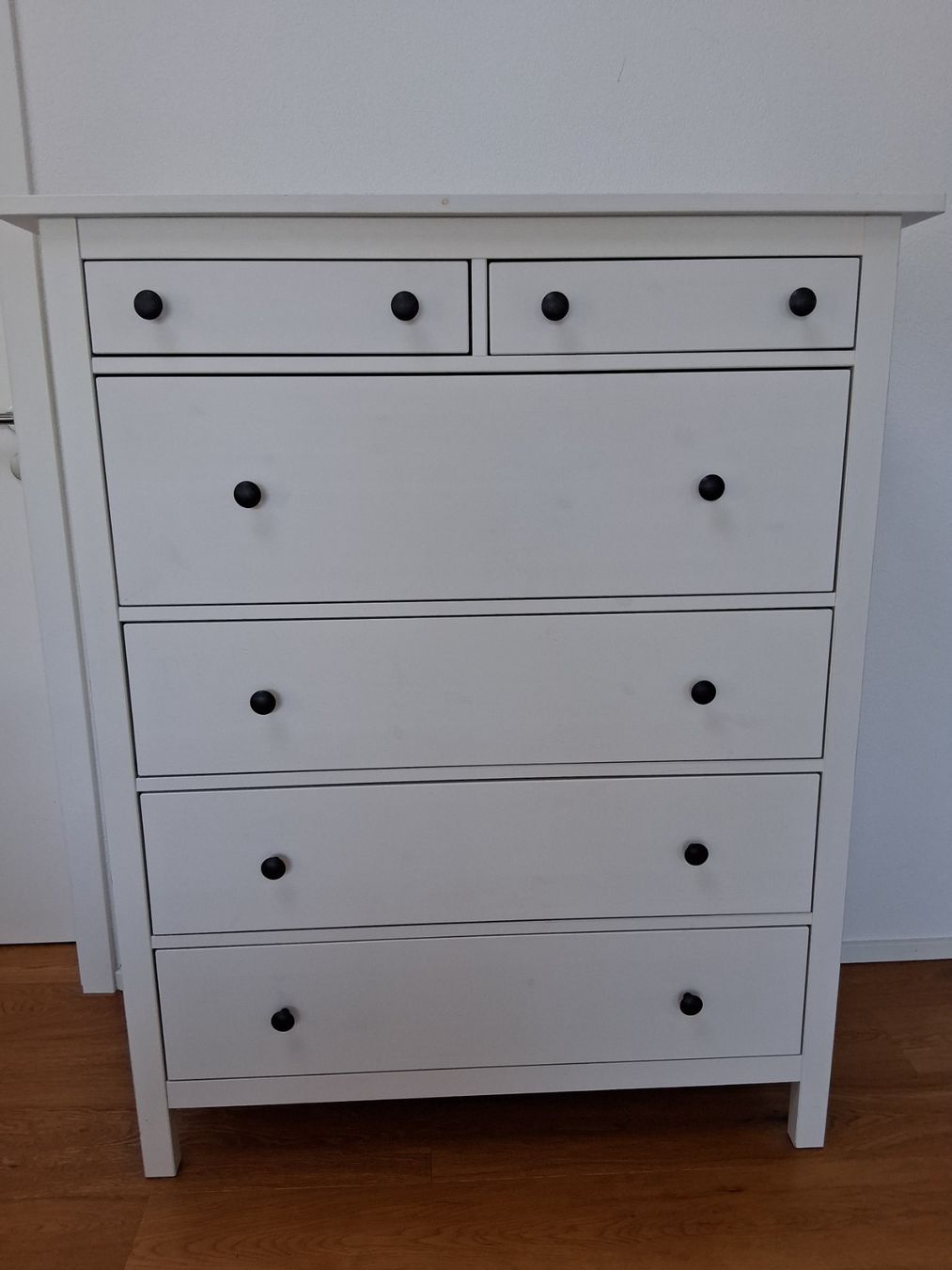 IKEA HEMNES Comodino con 6 cassetti, bianco spazzolato - Image 1