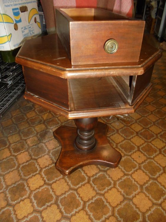 Piccolo salotto a forma di ottagono in legno con cassetto