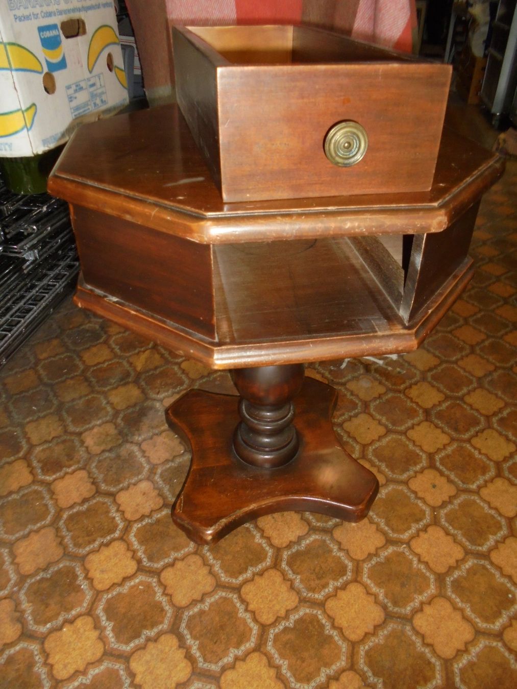 Piccolo salotto a forma di ottagono in legno con cassetto - Image 1