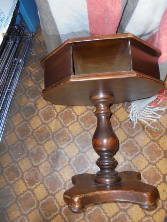 Piccolo salotto a forma di ottagono in legno con cassetto - Image 2